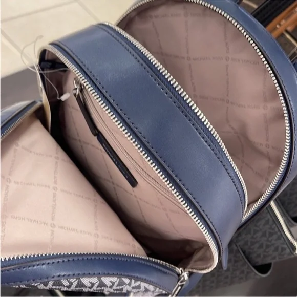 MICHAEL KORS Jaycee Medium Ombré Signature Logo Zip Pocket Backpack
Navy
NWT - Picture 8 of 15